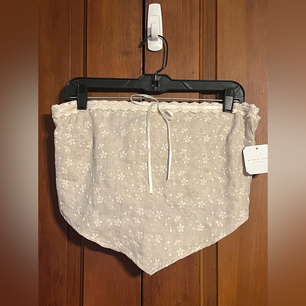 Altar’d State‎ NWT Ivory Embroidered Floral Halter Top Sz L Boho Lace Tie Back